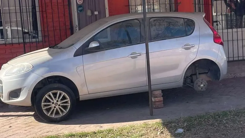 Fiat Palio al que le sacaron las dos ruedas traseras en pleno día