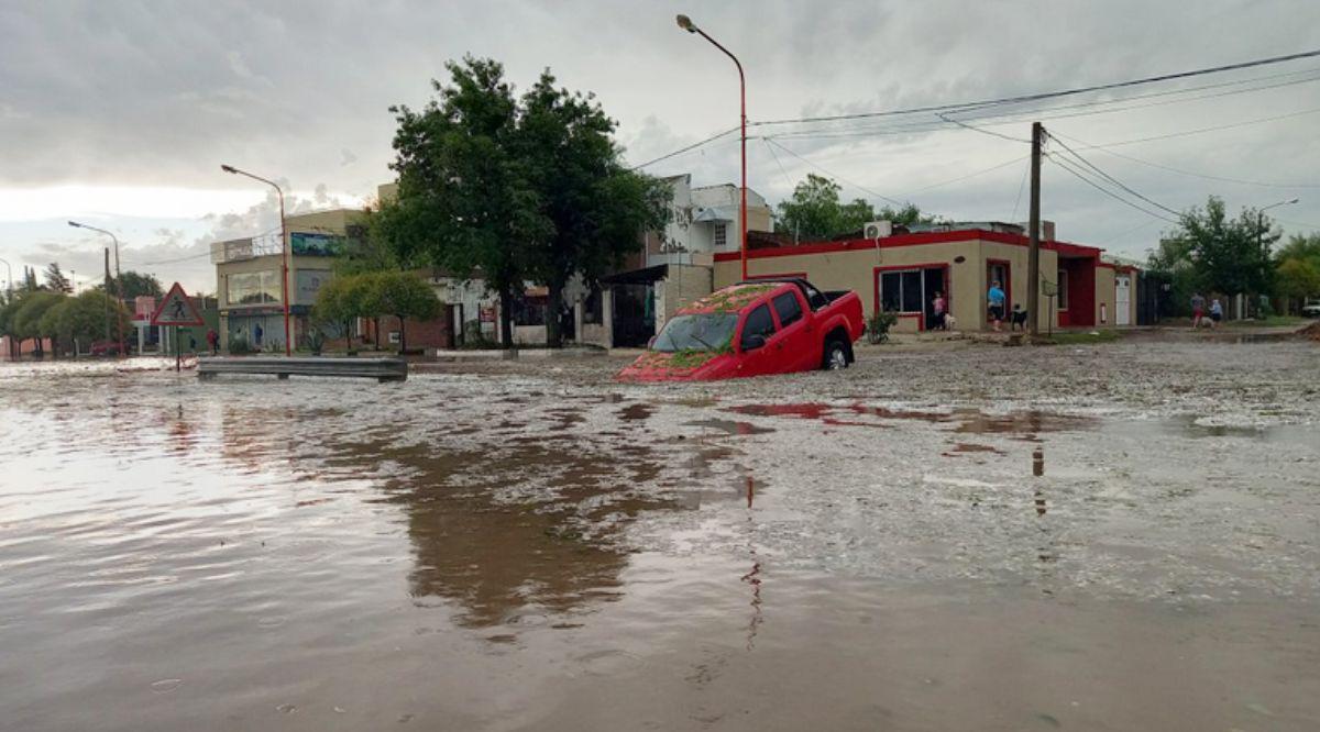 Santa Rosa: Calles y casas inundadas y autos arrastrados por la corriente